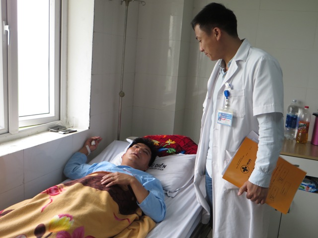 Thầy giáo Đặng Minh Thủy đang điều trị tại BVĐK Phủ Diễn