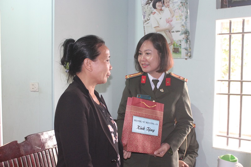 Đoàn đại biểu thăm hỏi tặng quà cho thân nhân liệt sĩ Trần Quang Sinh