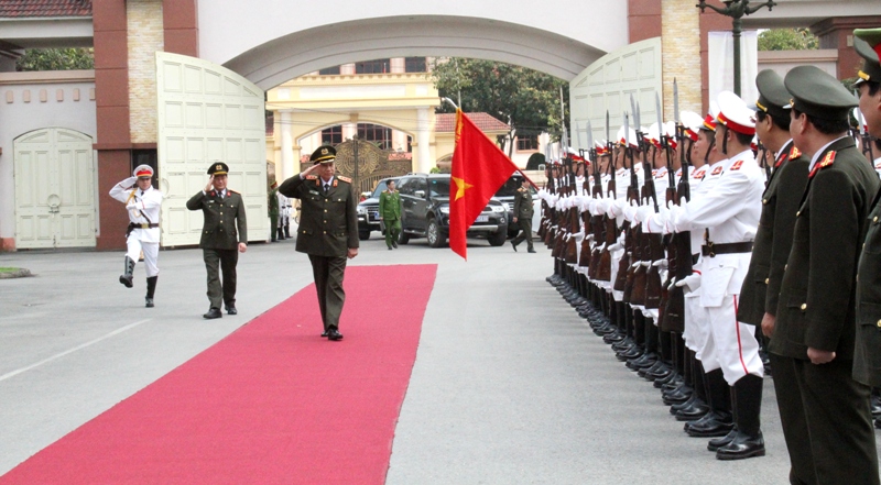 Đồng chí Thượng tướng, GS.TS Tô Lâm, Ủy viên Bộ Chính trị, Bộ trưởng Bộ Công an duyệt đội danh dự Công an Nghệ An.