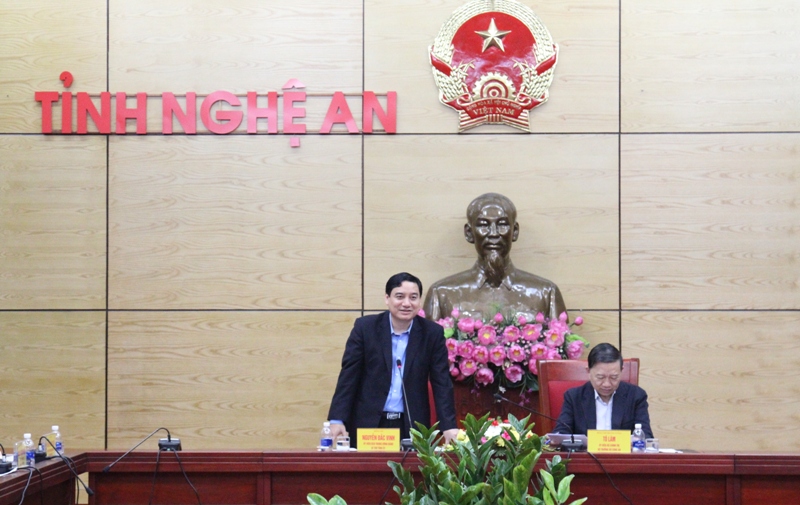 Đồng chí Nguyễn Đắc Vinh, Bí thư Tỉnh ủy Nghệ An phát biểu tại buổi làm việc.