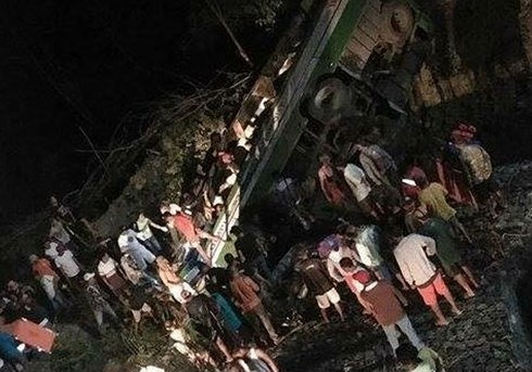Thông tin ban đầu cho biết, chiếc xe buýt chở khá đông hành khách đã bị mất lái và đâm vào một hẻm núi sâu khoảng 15 mét. Ảnh: Facebook