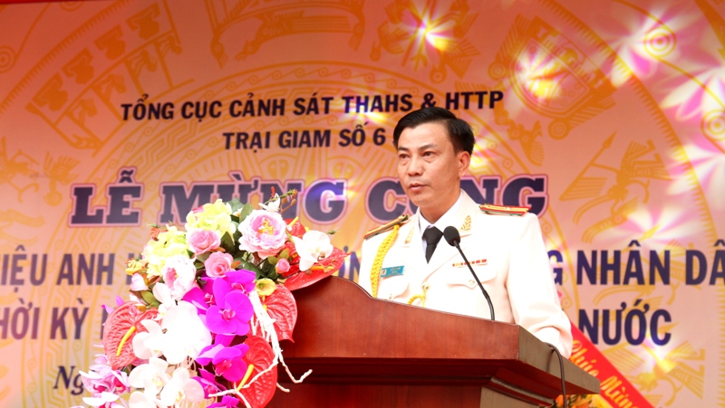 Thiếu tá Trần Bá Toan, Giám thị Trại giam số 6 phát biểu tri ân tại lễ mừng công.