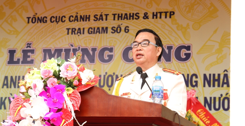 Đồng chí Đại tá Nguyễn Viết Hoàn, nguyên Giám thị Trại giam số 6 phát biểu chúc mừng.