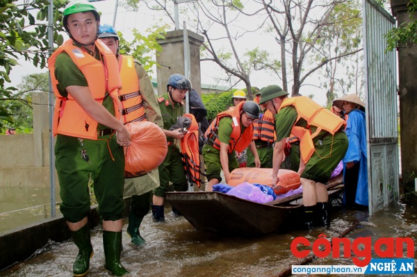 Công an TP Vinh giúp dân sơ tán ra khỏi vùng ngập lụt trong năm 2017