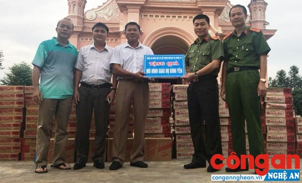 Công an huyện Nghi Lộc trao quà cho mô hình giáo họ bình yên