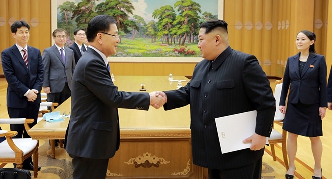 Chủ tịch CHDCND Triều Tiên Kim Jong-un (bìa phải) tiếp đặc phái viên của Tổng thống Hàn Quốc thăm Bình Nhưỡng vào đầu tháng 3. Ảnh: Thông tấn KCNA