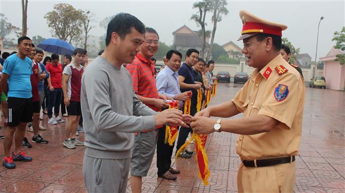 Đại tá Cao Minh Phượng, Trưởng phòng CSGT đường bộ - đường sắt trao cờ lưu niệm cho các đội thi đấu