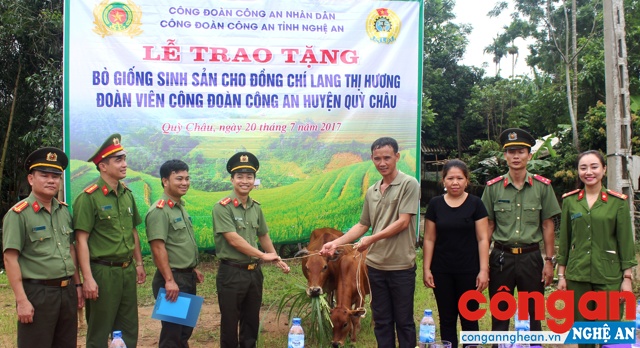 Công đoàn Công an Nghệ An trao tặng bò giống sinh sản cho đoàn viên có hoàn cảnh khó khăn đang công tác tại Công an huyện Quỳ Châu (tháng 7/2017)
