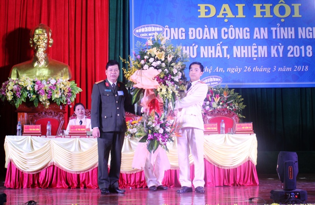 Đồng chí Trung tá Vũ Mạnh Hà, Chủ tịch Công đoàn CAND tặng lẵng hoa chúc mừng thành công Đại hội