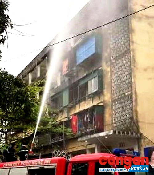 Cảnh sát PC&CC Nghệ An cứu hỏa vụ cháy tại tầng 5, nhà B5, chung cư Quang Trung