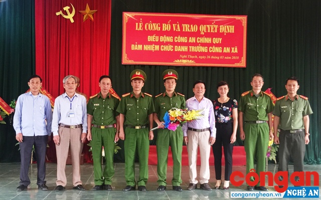 Lãnh đạo Công an huyện Nghi Lộc và xã Nghi Thạch tặng hoa chúc mừng Đại úy Nguyễn Quốc Oai đảm nhận chức danh Trưởng Công an xã