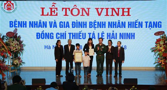 Trung tướng Mai Hồng Bàng trao tặng thẻ bảo hiểm y tế khám chữa bệnh ban đầu cho gia đình Thiếu tá Lê Hải Ninh. Ảnh: VGP/Thuý Hà