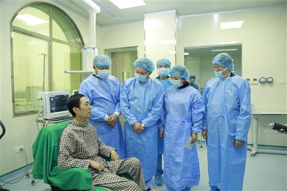 Lãnh đạo Bộ Quốc phòng, Bộ Y tế thăm hỏi sức khỏe bệnh nhân được ghép phổi. VGP/Thuý Hà
