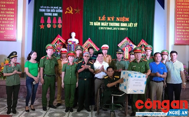 Chi đoàn Công an huyện Nghi Lộc trao quà cho các bệnh nhân tại Trung tâm Điều dưỡng thương bệnh binh