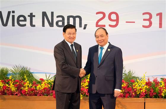  Thủ tướng Nguyễn Xuân Phúc và Thủ tướng Lào Thongloun Sisoulith. - Ảnh: VGP/Quang Hiếu
