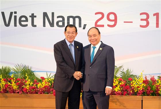 Thủ tướng Nguyễn Xuân Phúc và Thủ tướng Campuchia Samdech Techo Hun Sen. - Ảnh: VGP/Quang Hiếu