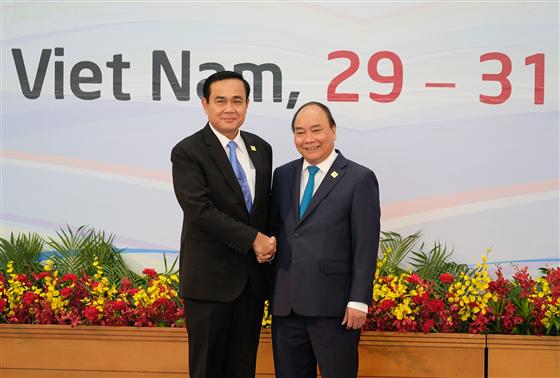 Thủ tướng Nguyễn Xuân Phúc đón Thủ tướng Thái Lan Prayuth Chan-ocha. - Ảnh: VGP/Quang Hiếu