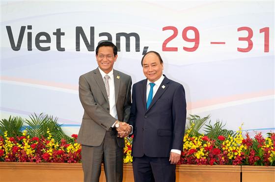 Thủ tướng Nguyễn Xuân Phúc đón Phó Tổng thống Myanmar Henry Van Thio. - Ảnh: VGP/Quang Hiếu