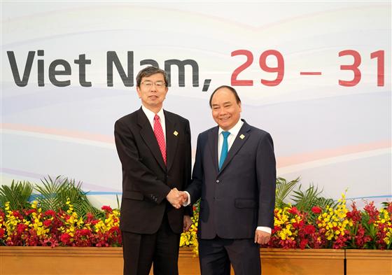 Thủ tướng Nguyễn Xuân Phúc đón Chủ tịch Ngân hàng Phát triển châu Á (ADB) Takehiko Nakao. - Ảnh: VGP/Quang Hiếu
