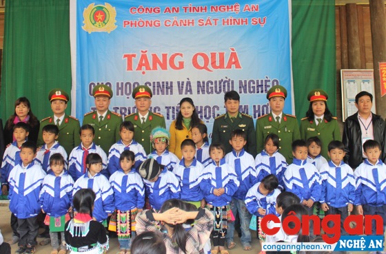Phòng Cảnh sát Hình sự trao quà cho các em học sinh Trường Tiểu học Tam Hợp, huyện Tương Dương