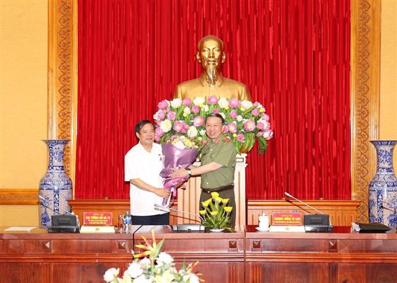 Bộ trưởng Tô Lâm trao Kỷ niệm chương Bảo vệ An ninh Tổ quốc tặng đồng chí Đỗ Bá Tỵ, Phó Chủ tịch Quốc hội; đồng chí Cấn Văn Lai, Vụ trưởng Vụ QP – AN, Văn phòng Quốc hội.