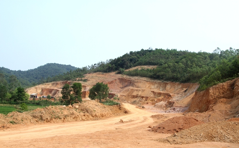 Doanh nghiệp mở đường, bạt núi để khai thác đất trái phép, mặc dù khối lượng đất tại vị trí này chưa được kiểm định chất lượng nhưng vẫn được sử dụng vào dự án trăm tỉ.