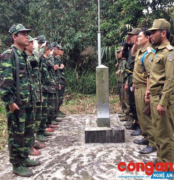 2 đội tuần tra Việt Nam - Lào thực hiện nghi thức chào cột mốc số 462
