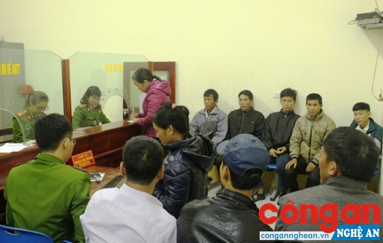 Cán bộ “Bộ phận một cửa” Công an huyện Quỳnh Lưu hướng dẫn người dân hoàn tất thủ tục cấp CMND 