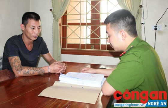 Cán bộ Công an huyện Đô Lương lấy lời khai đối tượng có hành vi cưỡng đoạt tài sản trên địa bàn