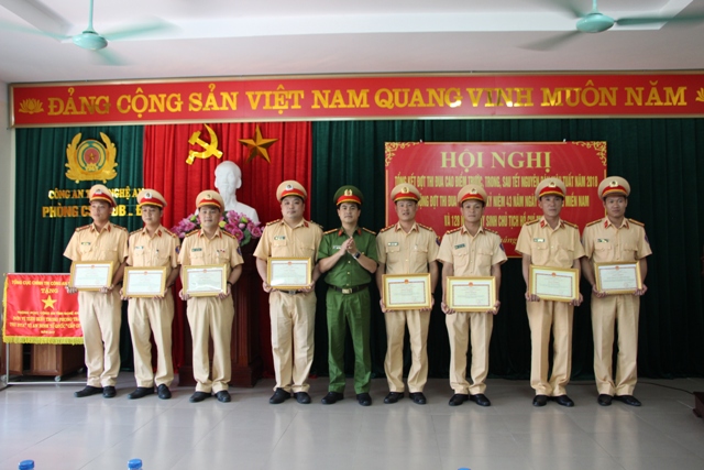Đồng chí Thượng tá Nguyễn Đức Hải - Phó Giám đốc Công an tỉnh trao thưởng cho các tập thể, cá nhân có thành tích xuất sắc trong đợt thi đua
