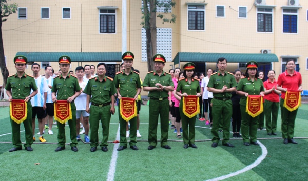 Đại tá Nguyễn Văn Đông, Trưởng phòng Cảnh sát QLHC về TTXH tặng Cờ thi đấu cho các đội