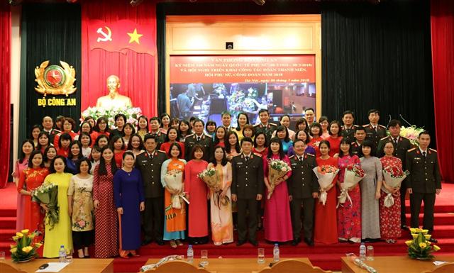 Thiếu tướng Lương Tam Quang và đại biểu dự kỷ niệm 108 năm Ngày Quốc tế Phụ nữ 8/3 (8/3/1910 - 8/3/2018) và Hội nghị triển khai công tác Công đoàn, Phụ nữ, Đoàn Thanh niên năm 2018.
