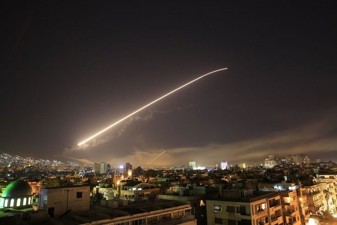 Tên lửa Syria lao lên không trung diệt mục tiêu trong vụ không kích hôm 14-4. Ảnh: AP