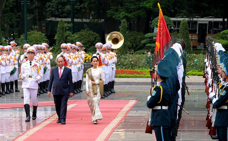Thủ tướng Nguyễn Xuân Phúc và Cố vấn Nhà nước Myanmar Aung San Suu Kyi trong lễ đón. Ảnh: VGP/Quang Hiếu