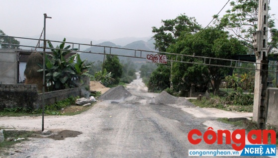 Barie được người dân lập nên để ngăn chặn xe chở đá “phá nát” đường liên thôn