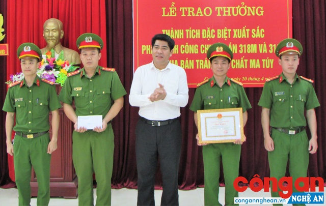 Đồng chí Vi Văn Sơn, Phó Bí thư Huyện ủy, Chủ tịch UBND huyện Con Cuông trao thưởng cho 2 Ban chuyên án 318M và 318P - Ảnh: Bá Hậu