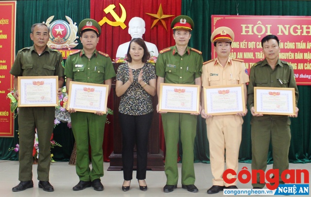 Đồng chí Trần Thị Ánh Tuyết, Phó Chủ tịch UBND huyện Nghi Lộc trao Giấy khen của Chủ tịch UBND huyện cho 5 tập thể đạt thành tích xuất sắc