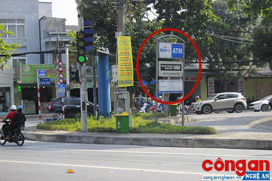 Hệ thống bồn cây tại nút lối rẽ Lê Hồng Phong - Nguyễn Văn Cừ bị tận dụng làm biển quảng cáo