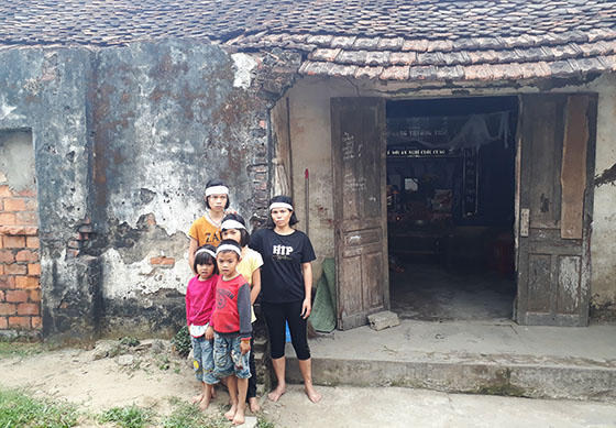 5 mẹ con chị Đặng Thị Đình bên ngôi nhà xập xệ