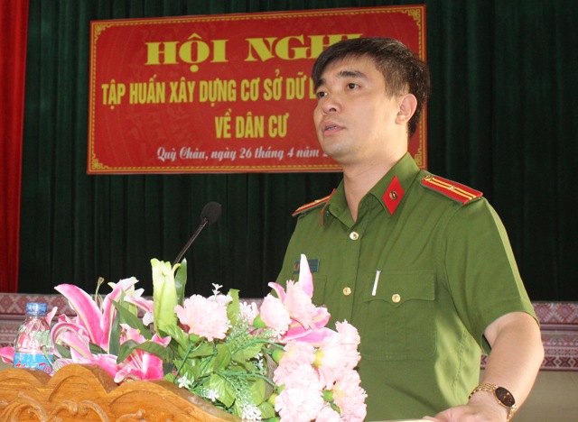 Đồng chí Thiếu tá Nguyễn Hàm Thắng, Phó Trưởng Công an huyện giới thiệu tổng quan về dự án cơ sở dữ liệu quốc gia về dân cư