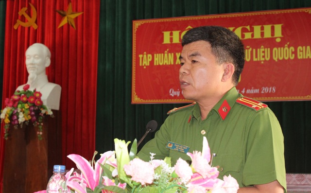 Trung tá Phạm Văn Thủy, Đội trưởng Đội Cảnh sát QLHC về TTXH Công an huyện Quỳ Châu hướng dẫn công tác thu thập thông tin dân cư vào cơ sở dữ liệu quốc gia về dân cư