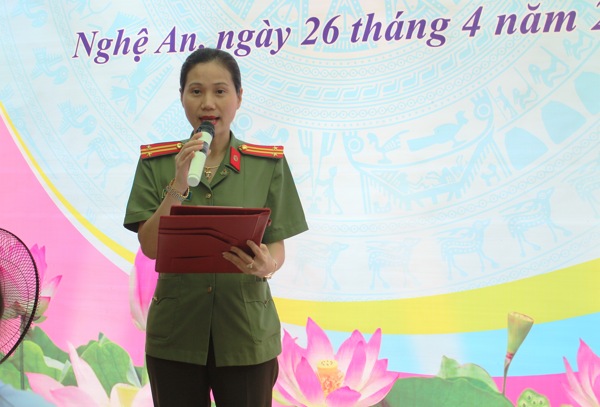 Trung tá Nguyễn Việt  Hà, Chủ tịch Hội Phụ nữ động viên chị Thắm tiếp tục công tác tốt