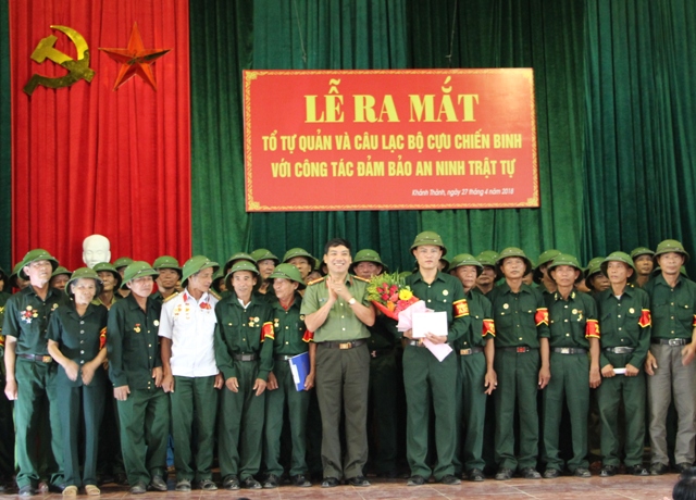 Đại tá Lê Khắc Thuyết - Phó Giám đốc Công an tỉnh chúc mừng Câu lạc bộ Cựu chiến binh tham gia đảm bảo ANTT
