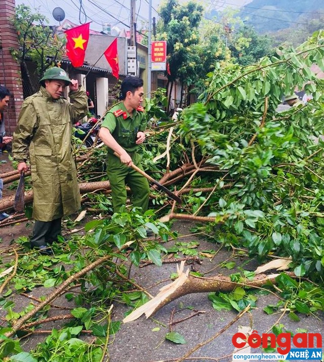 Trung úy Lô Đình Quang giúp người dân bản Cánh, xã Tà Cạ khắc phục hậu quả sau bão số 2 năm 2017
