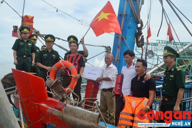 BĐBP Nghệ An tặng cờ Tổ quốc, phao cứu sinh, thiết bị liên lạc cho ngư dân