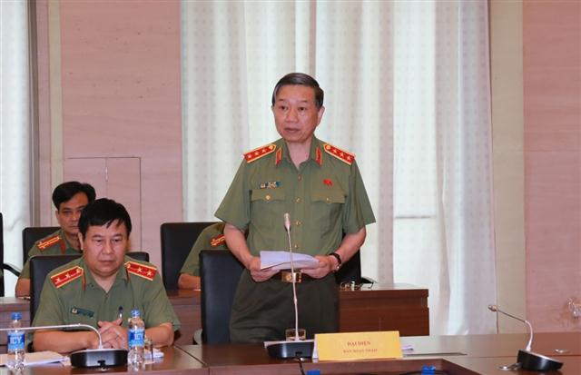 Thượng tướng Tô Lâm đọc Tờ trình tại phiên họp.