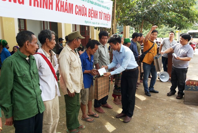 Đồng chí Phạm Xuân Thạch, Phó Chủ tịch Hội Chữ thập Đỏ tỉnh Nghệ An trao quà cho các hộ dân đặc biệt khó khăn.