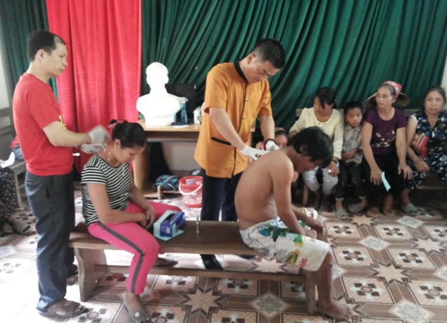 Khám, chữa bệnh nhân đạo tại 2 xã Nhôn Mai và Mai Sơn
