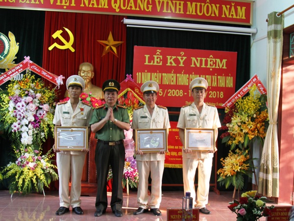 Đại tá Nguyễn Đình Dung trao tặng Giấy khen của Giám đốc CAT cho 3 cá nhân có thành tích xuất sắc trong đợt thi đua chào mừng kỷ niệm 10 năm Ngày truyền thống Công an TX Thái Hòa