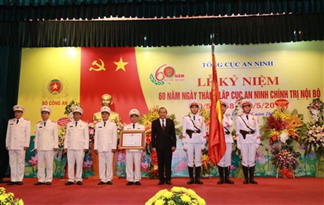 Thừa ủy quyền Chủ tịch nước, Phó Thủ tướng Thường trực Chính phủ Trương Hòa Bình gắn và trao Bằng Huân chương Chiến công hạng Ba lên lá cờ truyền thống của Cục An ninh chính trị nội bộ.